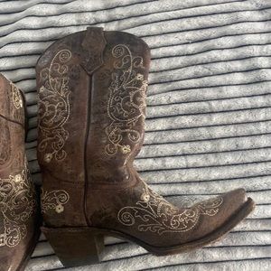 Girls, size 4 corral boots. Fits women’s 5-6